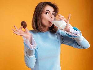 Có nên uống sữa thay nước không