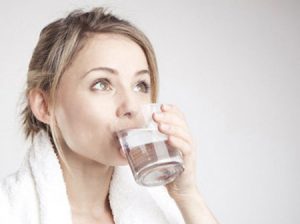 Tác dụng của uống đủ nước trong việc ấy